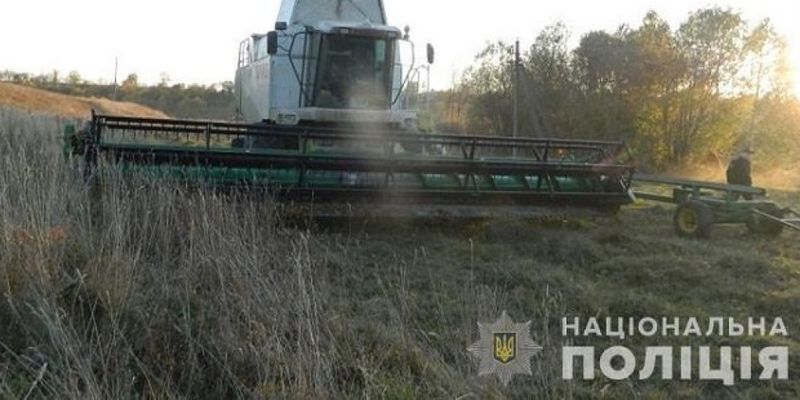 На Тернопольщине водитель погиб под колесами своего комбайна