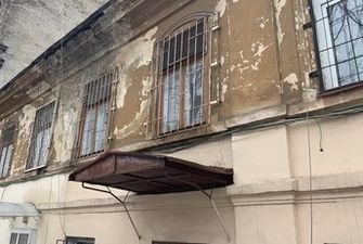 В Одессе разрушается старинный дом: трещина в стене напугала жильцов, видео