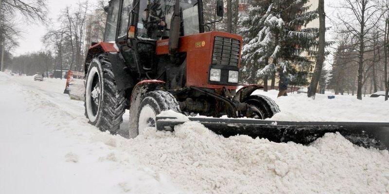 В Киеве на Оболони снегоуборочная машина снесла автомобилю крышу