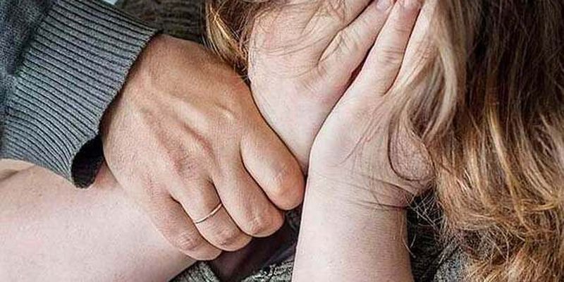 В грудь и по голове: в Кривом Роге мужчина избил экс-жену с детьми