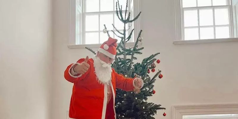 Борис Джонсон в костюме Санта-Клауса показался возле рождественской елки