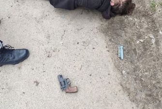 В Житомире мужчина, убегая от полиции, дважды выстрелил сам в себя