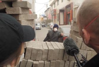 В китайских деревнях строят стены и пункты пропуска, чтобы защититься от коронавируса