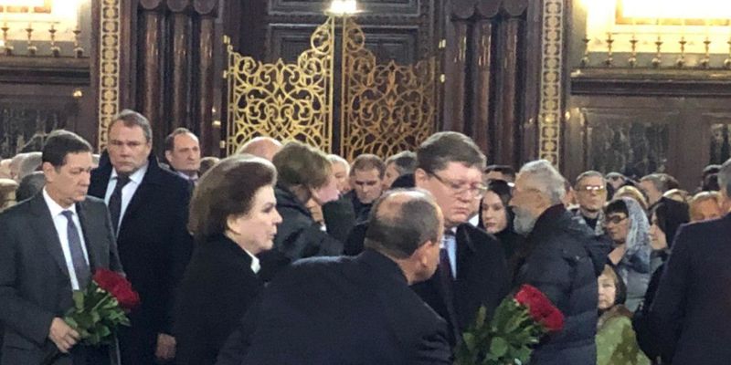 Прощание с Лужковым в Москве: в храме собрались родственники и друзья усопшего