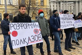 «Прихильників руского міра» закидали петардами під час ходи у Києві