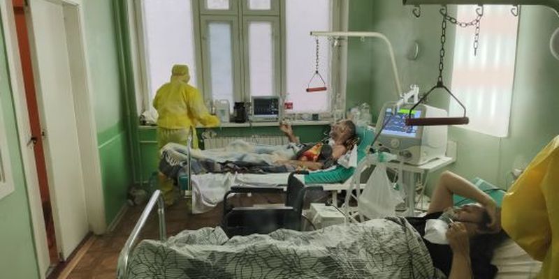 Лікарям доводиться обирати, кому віддати рятівний кисень: яка ситуація в лікарнях України для хворих на коронавірус