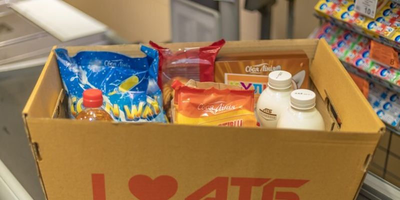 Сеть магазинов АТБ предложила покупателям заменить пластиковые пакеты на экологичные картонные ящики для покупок