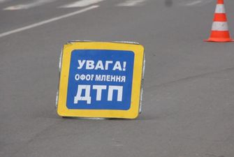 В Киеве не поделили дорогу легковушка, фура и троллейбус