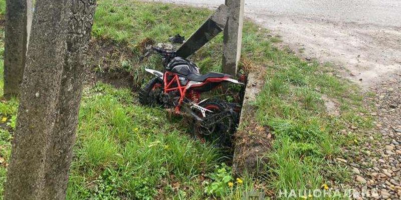 На Буковині мотоцикл в'їхав в електроопору: водій загинув