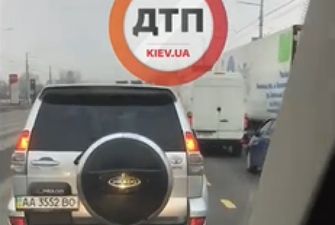 У Києві водій Toyota Prado блокував проїзд медиків, які їхали до ошпареної дитини. Відео