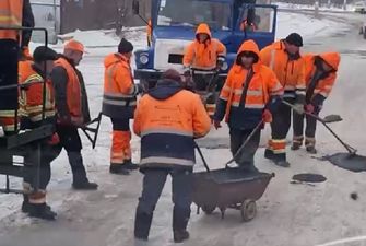 Киевских коммунальщиков заметили за странным занятием: в сети обсуждают новое видео
