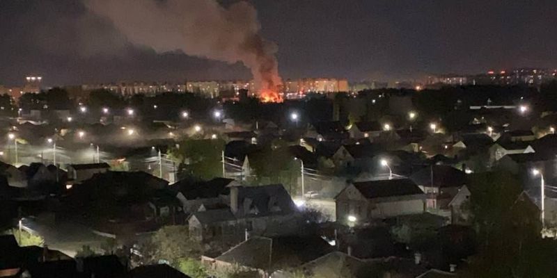 У россиян неспокойная ночь: в Белгороде гремят взрывы, а в Воронеже прилет и пожар