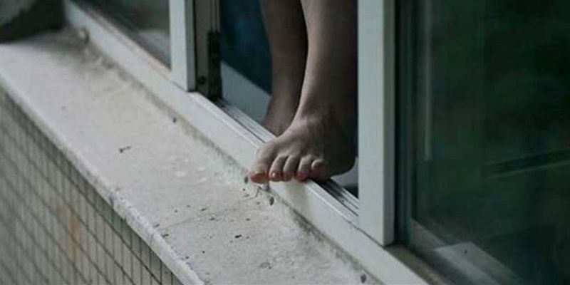 В Одессе 15-летняя девочка выбросилась из окна многоэтажки