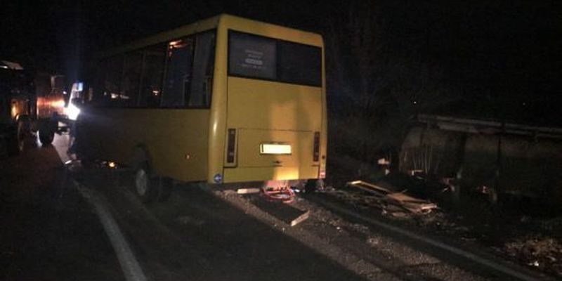 На трасі "Одеса-Миколаїв" вантажівка зіткнулась з маршруткою: пасажирів довелося евакуювати