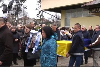 Білосніжна сукня, яку поклала мама: родичі прощаються із загиблими українцями в Ірані