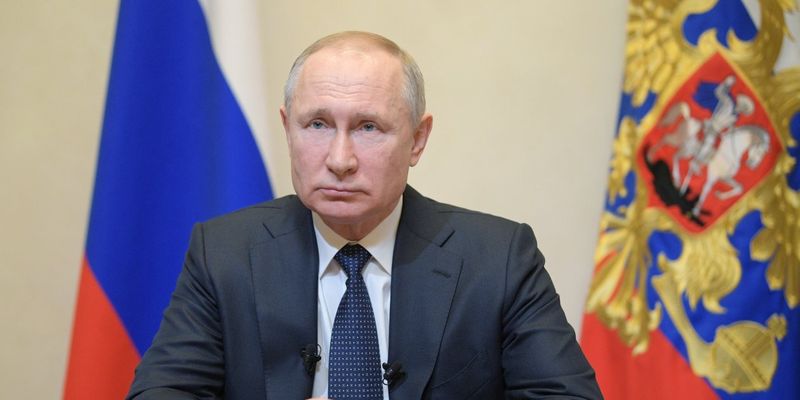 Лицо Путина было одутловатым, а рука посинела, когда он ухватился за стул, — СМИ