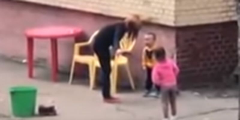 В Одессе вызвало скандал видео, на котором воспитательница садика кричит и дергает ребенка