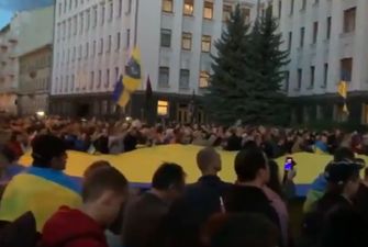 Под Офисом президента митинговали против "формулы Штайнмайера": Зеленскому озвучили требования