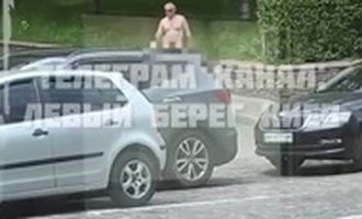 Голый мужчина расхаживал по улицам Киева. 18+