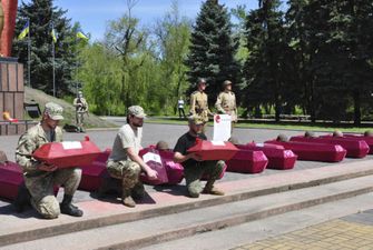 В Славянске попрощались с 99-ю воинами Второй мировой, которых нашли поисковики