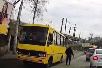Отбросило, как кеглю: молодой парень в наушниках попал под маршрутку в Одессе, видео