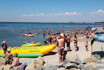 Летний сезон: появились фото с пляжей Бердянска