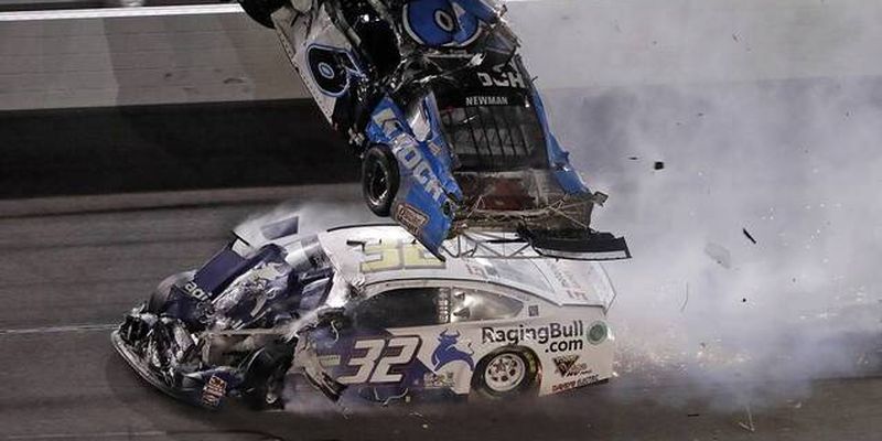 Земля - воздух: страшная авария на финише гонки NASCAR едва не стоила жизни чемпиону