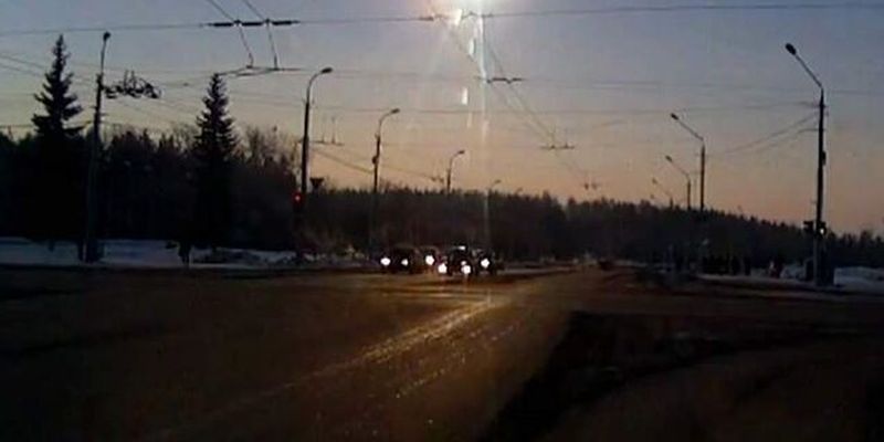 "Инопланетяне?" Загадочная вспышка в небе напугала Сибирь. Видео