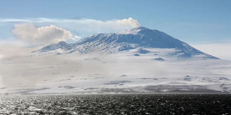 Самый свирепый вулкан Антарктиды выбрасывает в небо золото: по 80 грамм ежедневно