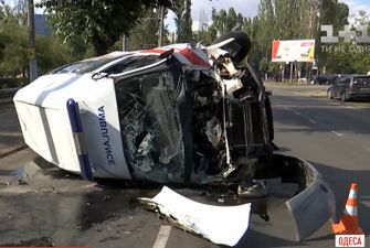 В Одесі машина "швидкої" Нацгвардії потрапила у ДТП та перекинулась - є постраждалі