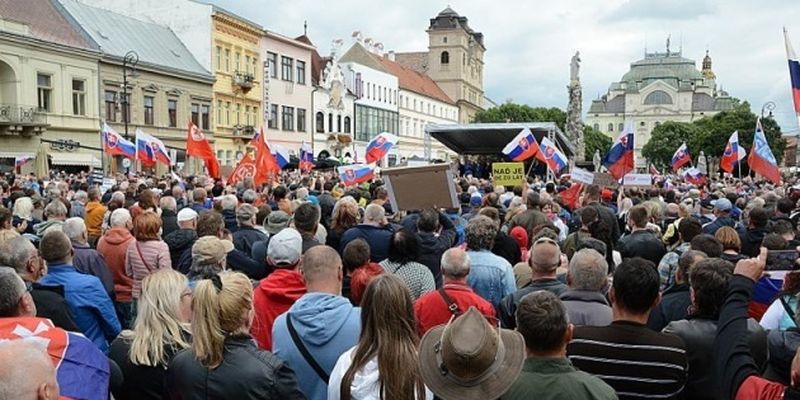 В Словакии акция против COVID-вакцинации переросла в столкновения, есть задержанные