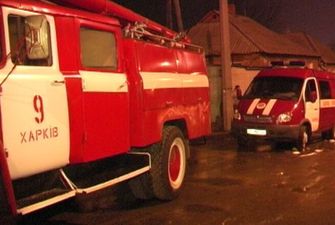 В Харькове возле многоэтажки ночью горел автомобиль