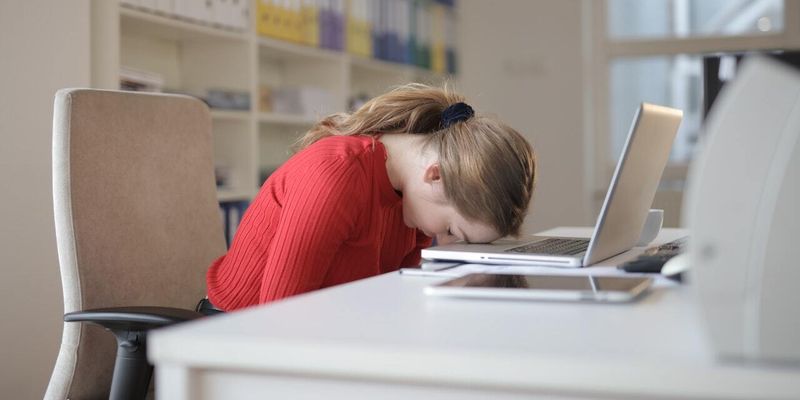 "Секундочку вздремну". Как микросон помогает организму снять стресс и чем он может быть опасен