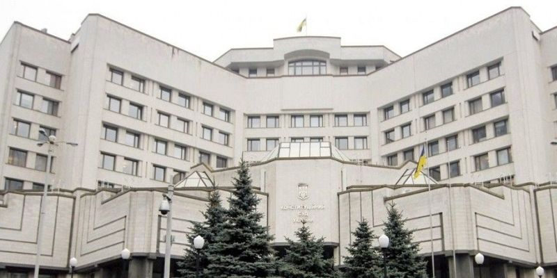 Почему КСУ отказывается проверять законы о Донбассе на конституционность: мнения экспертов