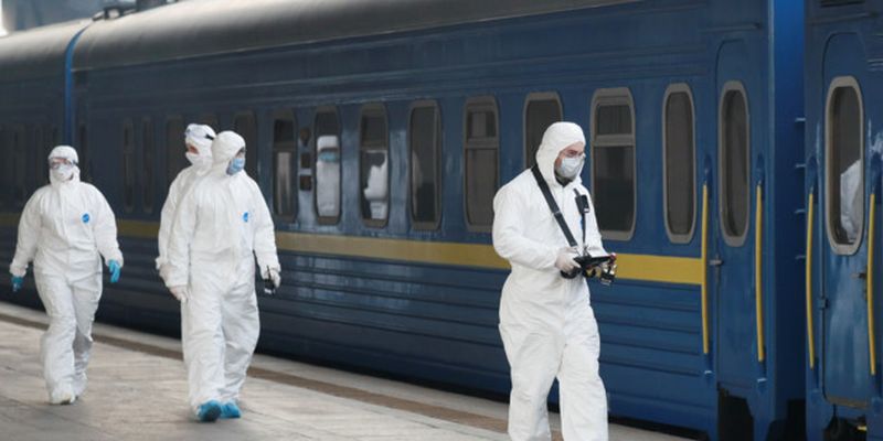 Полицейских в Украине стали возить на работу на спецпоездах