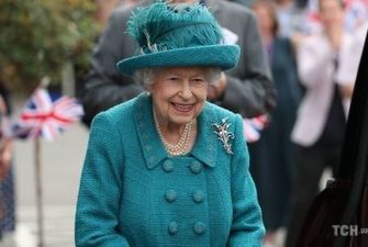 Не Чарльз и не внуки: кто может беспокоить по телефону королеву Елизавету II в любое время дня или ночи