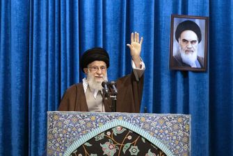 Верховний лідер Ірану вперше за багато років провів молитву. Розповів про "ляпас" США і "лакеїв" у ЄС