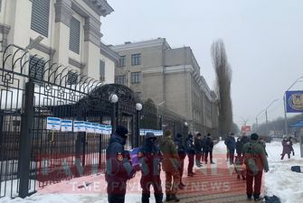 "Вон из Крыма": в Киеве под посольством России устроили "цветочную" акцию протеста, фото