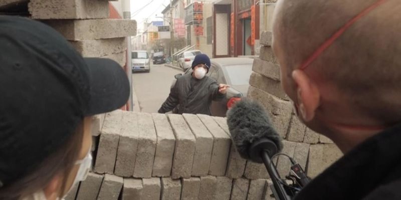 В китайских деревнях строят стены и пункты пропуска, чтобы защититься от коронавируса