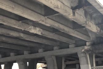 У Києві вантажівка з гусеничним краном зачепила шляхопровід