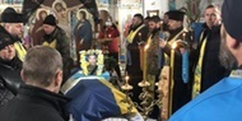 УПЦ МП не пускала в церковь на Буковине верующих отпеть погибшего воина