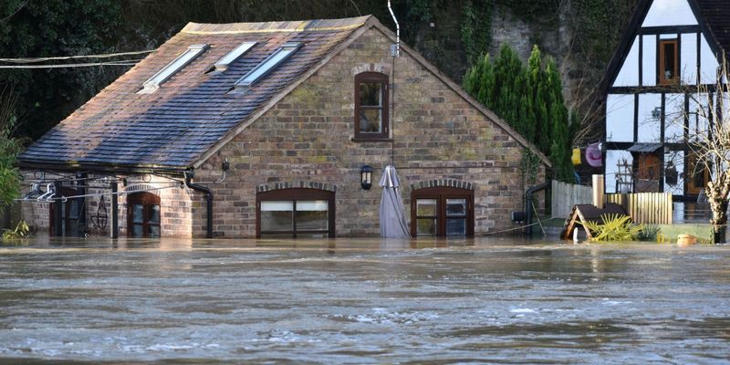 В Великобритании из-за наводнения эвакуировали город