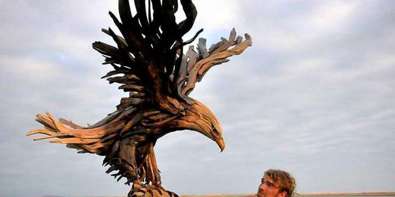 Художник превращает сухие деревяшки в произведения искусства