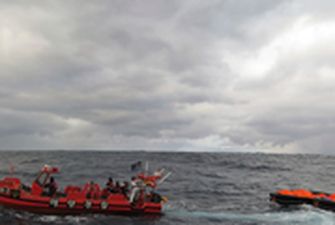 Возле берегов Японии затонуло судно с людьми - Bloomberg