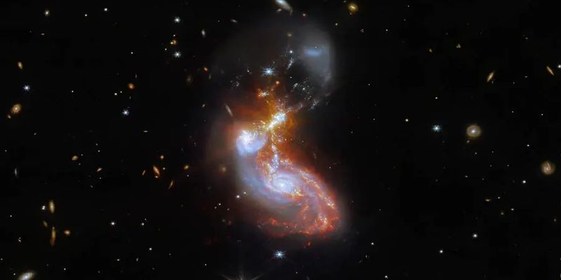 Макрон и Харрис первыми увидели уникальное фото со слитием двух галактик