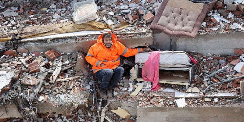 Тримав за руку вже мертву доньку поки розбирали завали: фото другого дня після землетрусів у Туреччині
