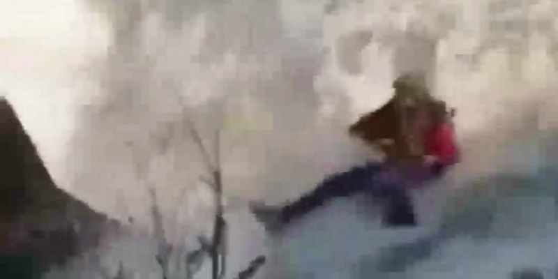В Казахстане отец с дочкой сорвались в бурлящий водопад, пытаясь сфотографироваться