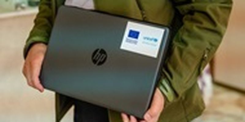 Украина получила от ЮНИСЕФ ноутбуки для школьников восьми областей