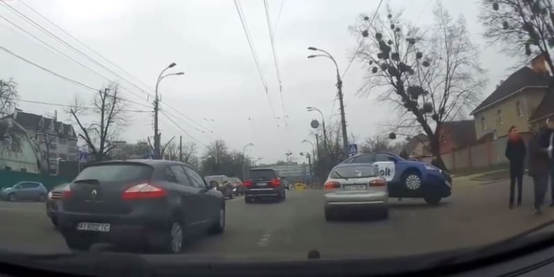 В Киеве такси Bolt спровоцировало необычное ДТП: оказалось на капоте