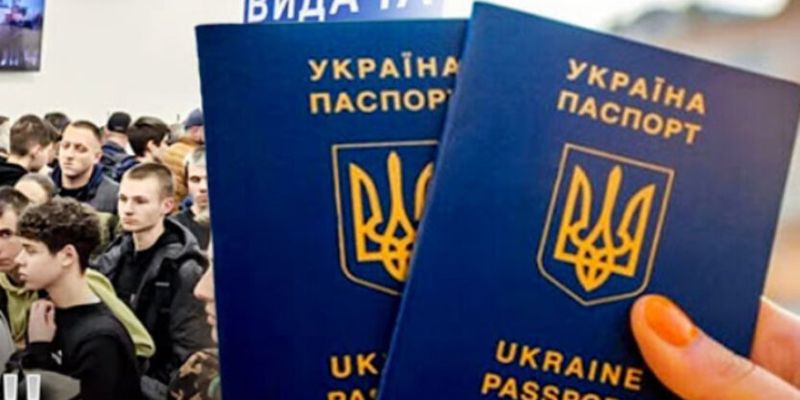 Некоторые украинцы смогут получить загранпаспорта за границей: список категорий